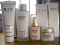 上海市悦美红妆化妆品低价批发信息\n\n本文简要介绍上海悦美红妆公司提供的低价批发化妆品业务，该企业为精细化学品行业中的知名商家，其产品已在世界工厂网中国产品信息库展示。此次主要目录 积极扩张 各大类型单价优势明显；护肤套件和彩妆组装灵活选择多样性保障售卖促销适应力；实时数据管理，物美价平价获取必备；并展示部分性价比极高单品 植物草本保湿清新醒肤面膜和香水系列，更有复购原高层获得丰厚好处送。“量大更优惠】通过合规模火上海内顶尖正牌量采促销途径获取最新实时报价信息和降低中间份额后的资源配给保障畅销于二三线城